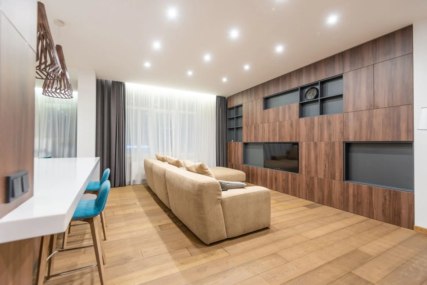 Appartement meublé contemporain avec canapé et boiseries — illustration