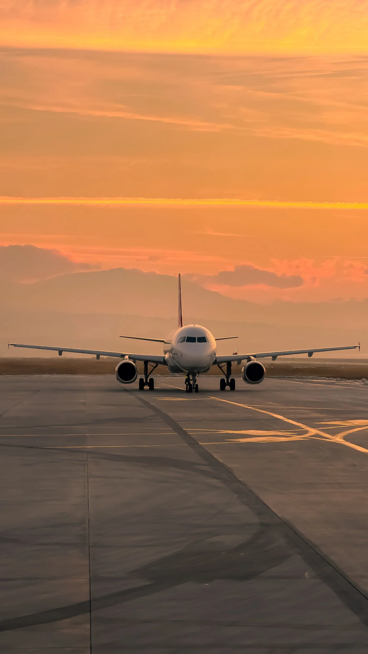 Avion de ligne sur une piste au coucher du soleil — illustration
