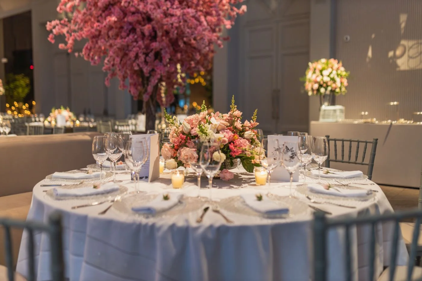 Table de réception élégante avec fleurs et bougies — illustration