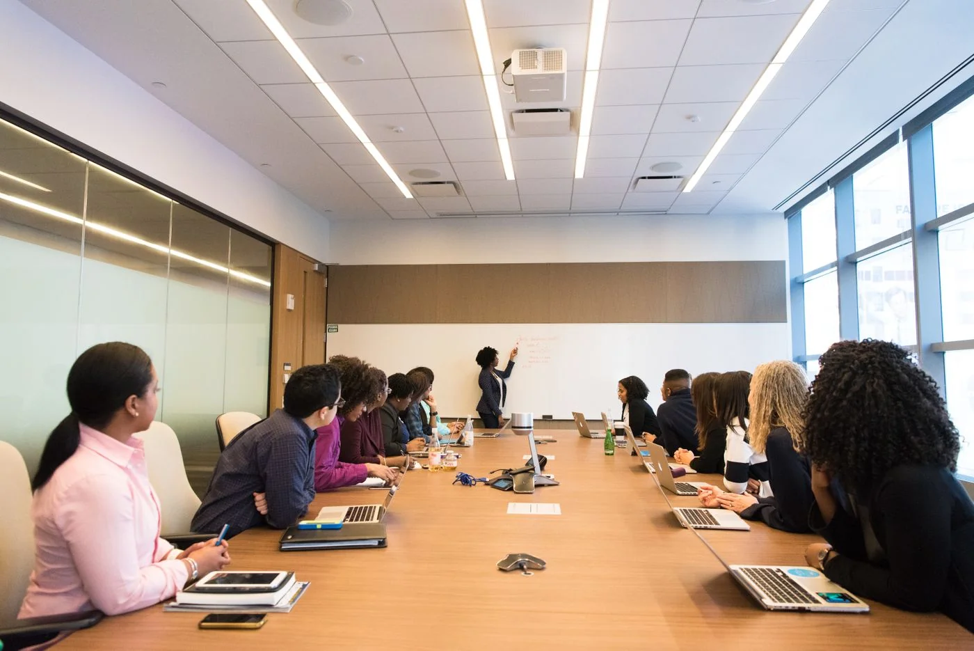 Professionnels réunis autour d’une table pendant une présentation de formation — illustration