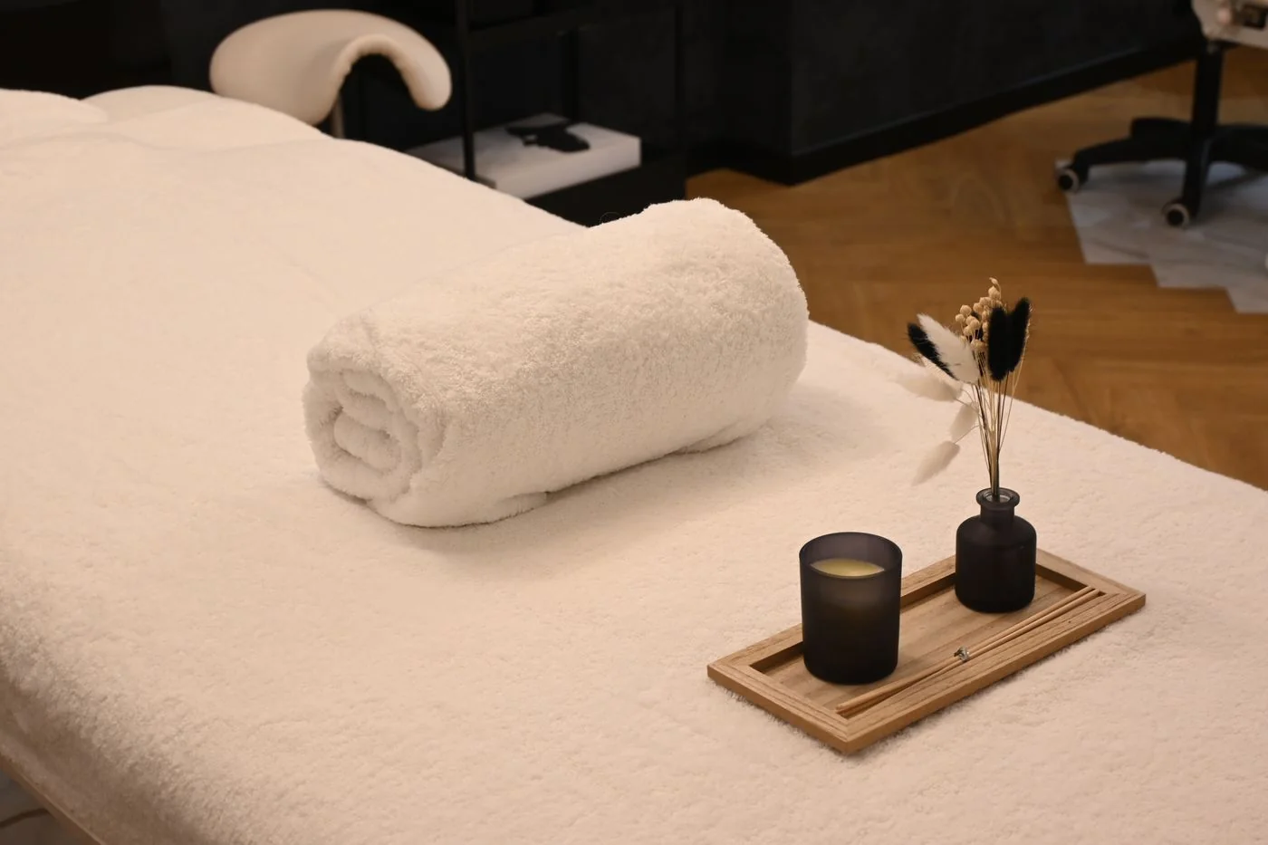 Table de massage, serviette et décoration de bien-être — illustration