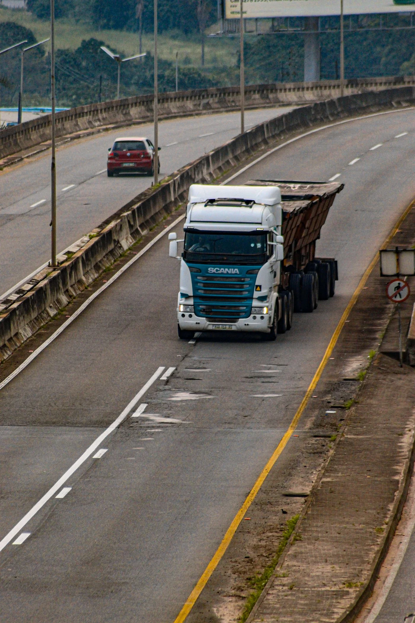Camion de transport sur une route en Afrique australe — illustration