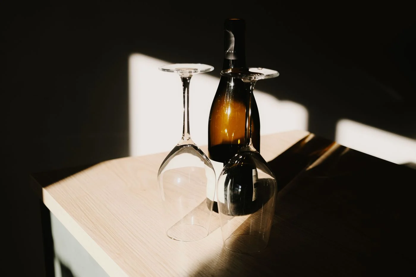Bouteille de vin et verres dans une lumière chaleureuse — illustration